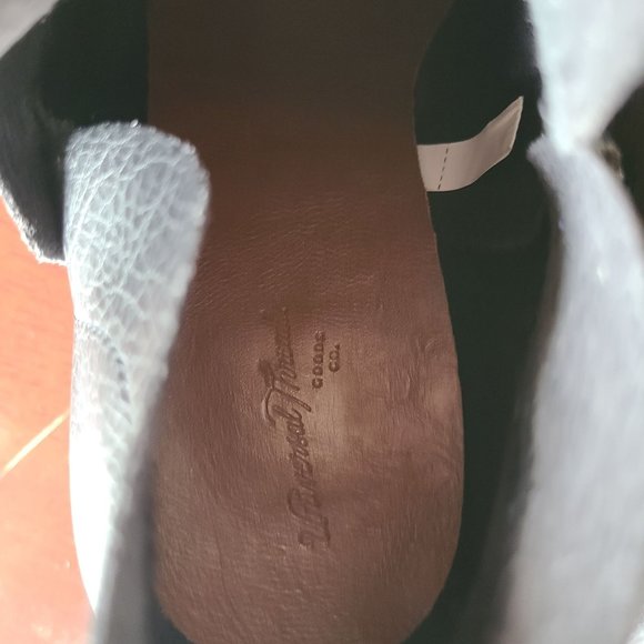 Universal Thread US Women's Size 8.5 Black Ankle Booties Side Split Block Heel - Picture 11 of 11